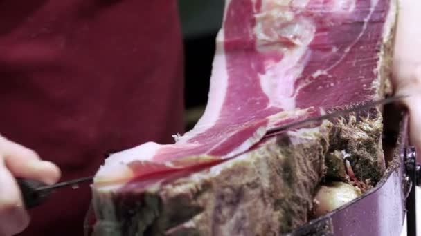 Skivning traditionell italiensk skinka — Stockvideo