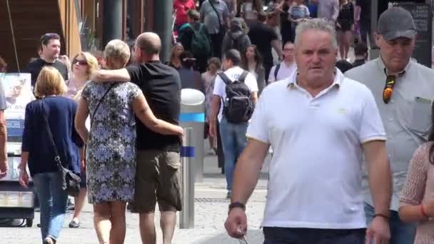 Multitud de personas caminando por la calle en la acera: ciudad del Reino Unido — Vídeo de stock