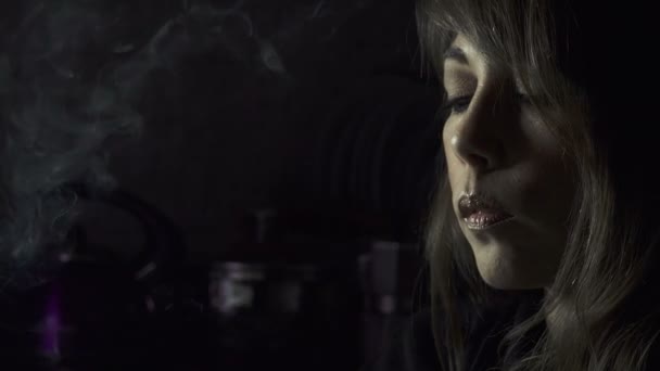 Μοναχική γυναίκα καπνίζει — Αρχείο Βίντεο