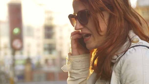 Mulher usando smartphone na cidade — Vídeo de Stock