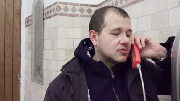 Hombre gritando al teléfono público — Vídeos de Stock