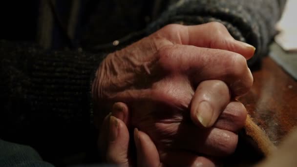 vieil homme bougeant ses mains et parlant avec quelqu'un 