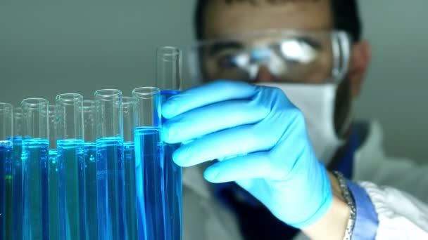 Vědec pracující v laboratoři — Stock video