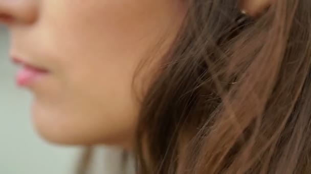 Vrouw haar gezicht aan de camera draaien — Stockvideo