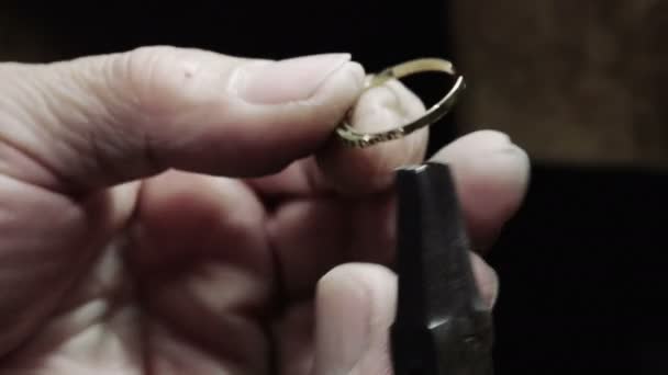 Poner a medida un anillo de oro — Vídeo de stock