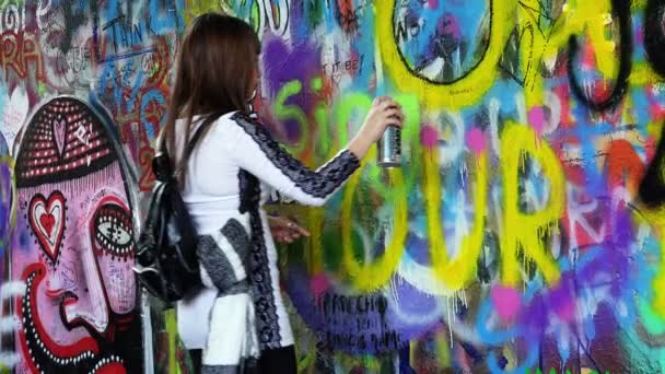 Haciendo murales en el muro de Lennon en Praga — Vídeo de stock
