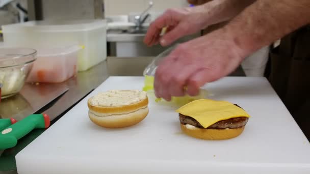 Zubereitung eines Burger-Sandwich — Stockvideo