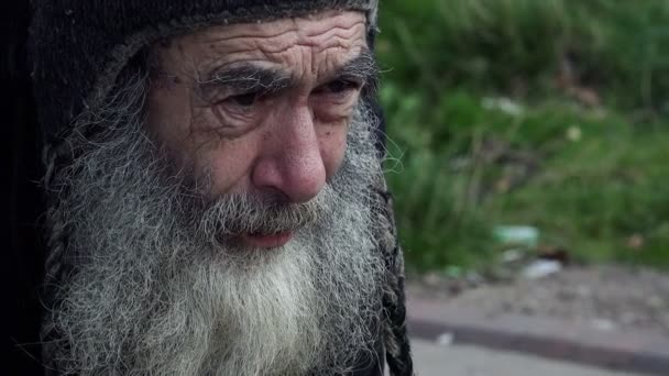 Mannen på gatan väntar på välgörenhet — Stockvideo