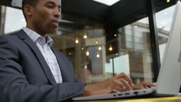 Üzletember dolgozik a laptopjával — Stock videók