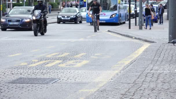 Een bus die aankomen in de bushalte in Bristol, Verenigd Koninkrijk — Stockvideo