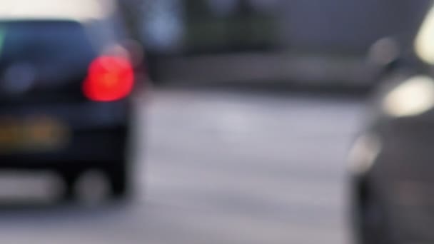 Coche en la calle fuera de foco: imágenes de fondo de los coches en la calle — Vídeo de stock