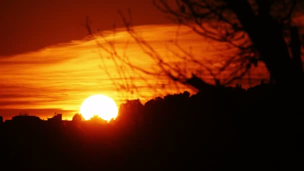 Inställning av solen på himlen — Stockvideo