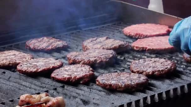 Hambúrgueres cozinhando em churrasqueira — Vídeo de Stock