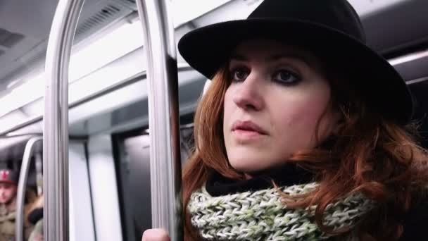 Reizen op een metro: elegante jongedame peinzende: verloren in haar gedachten — Stockvideo