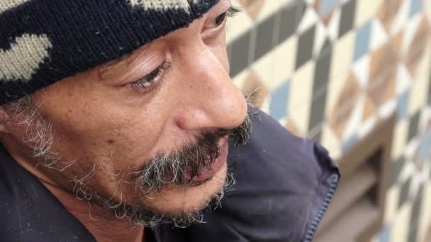 Бездомные ждут благотворительности — стоковое видео