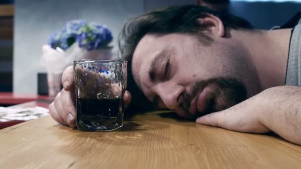 П'яний чоловік у пабі — стокове відео