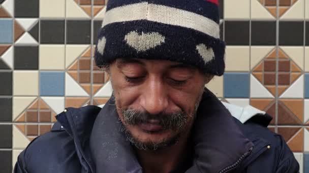 Финансовый кризис, бездомные просят денег на улице — стоковое видео