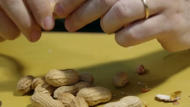 Personas manos comiendo frutos secos — Vídeo de stock