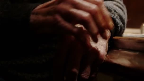 Die Hände des alten Mannes erklären etwas und reden — Stockvideo