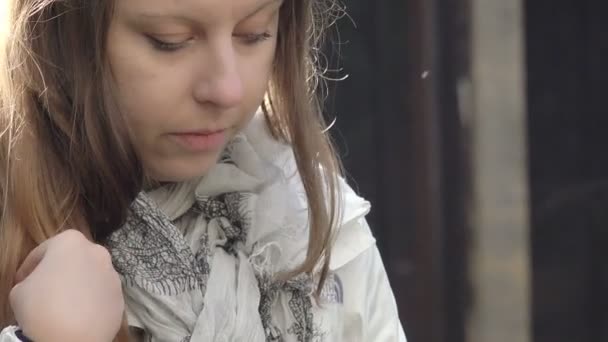 墓石に祈る女性 — ストック動画
