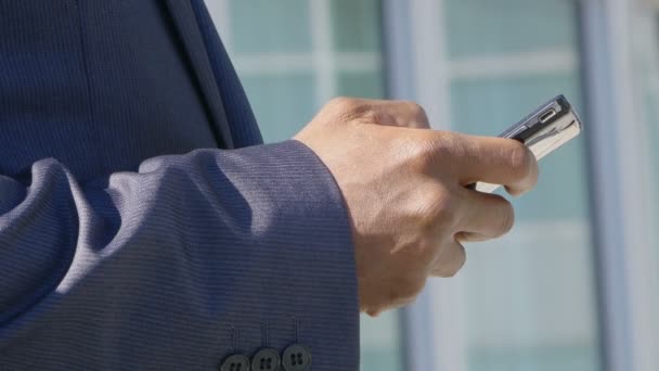 Guapo hombre de negocios escribiendo correo electrónico — Vídeos de Stock