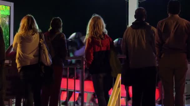 Pessoas esperando no parque de diversões à noite — Vídeo de Stock