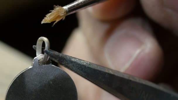 Silversmith usando uma tocha de gás — Vídeo de Stock