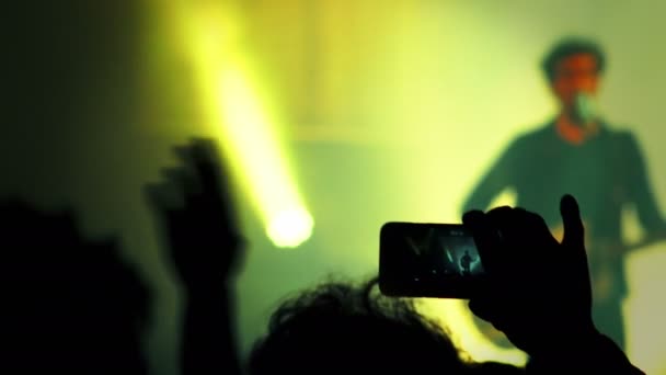 Audience at the concert: rock music, smartphone, photos, video — Stock Video