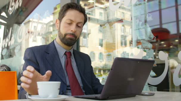 Biznesmen pracujący z laptopem — Wideo stockowe