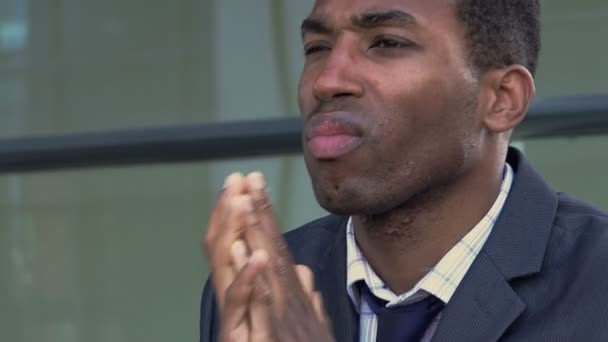 Triest jonge zwarte zakenman — Stockvideo