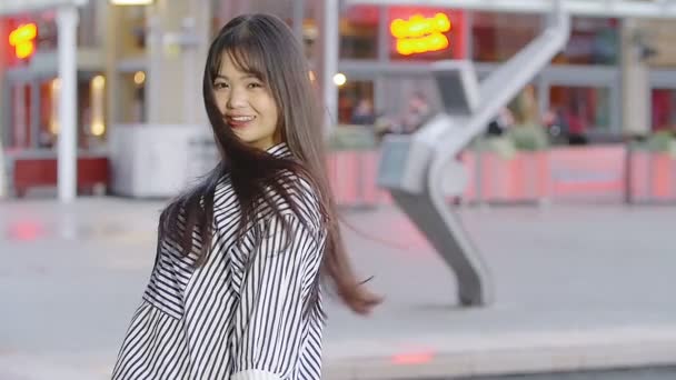 Feliz mujer asiática — Vídeo de stock