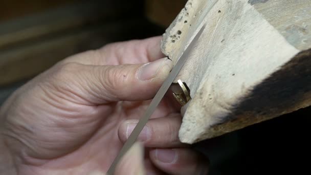 Goldsmith trabajando con anillo de oro — Vídeos de Stock