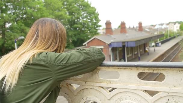 Jeune femme réfléchie regardant vers le bas de la rampe — Video