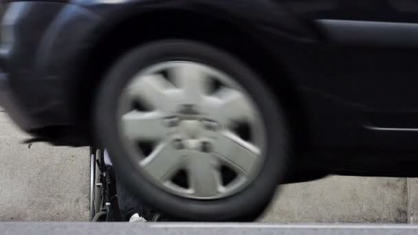 Жебрак в інвалідному візку на вулиці, чекаючи монети — стокове відео