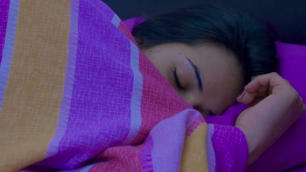 Уставшая женщина спит в постели — стоковое видео