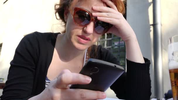 Endişeli kadın ile smartphone. dalgın kadın kötü haberlerim kontrol — Stok video