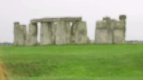 Hjälp smartphone för att göra foto till stonehenge — Stockvideo