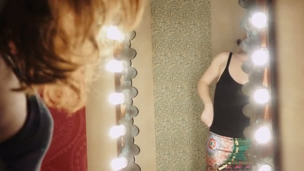 Mujer bandeja nuevos vestidos — Vídeo de stock