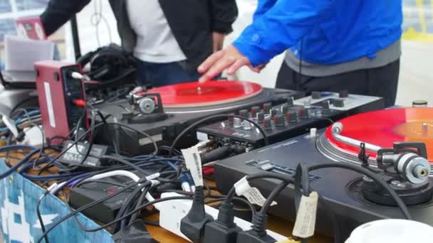 Manos de DJ ajustar varios controles de pista en la cubierta de dj — Vídeos de Stock