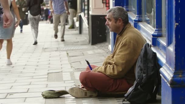 Personas Ayudando a las personas sin hogar dando caridad: dando moneda, cambio, dinero — Vídeos de Stock