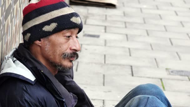 Бездомные просят милостыню на улице — стоковое видео