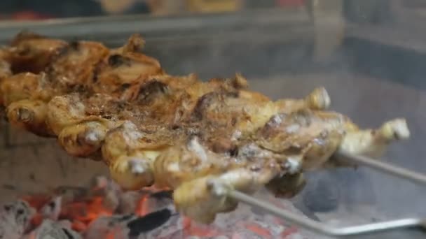 Koken kip op de grill — Stockvideo