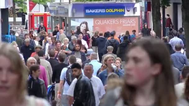 Persone che camminano in un modo urbano affollato, multietnico — Video Stock
