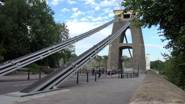 Silnici na mostě: visutý most Bristol, Velká Británie — Stock video