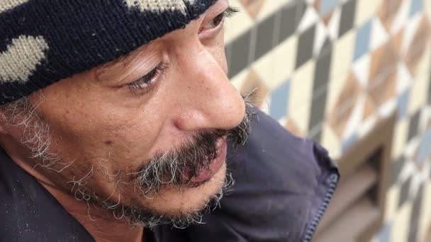 Грустные и одинокие бездомные ждут благотворительности на улице — стоковое видео