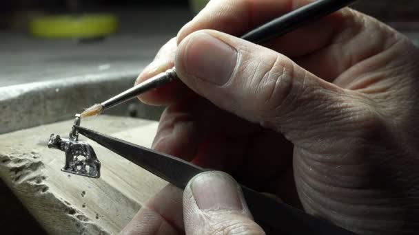 Goldsmith trabajando en una medalla de plata — Vídeos de Stock