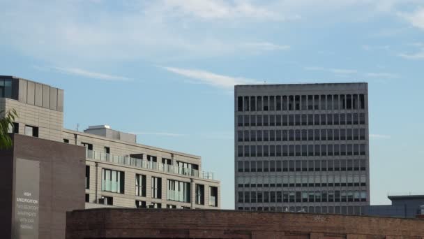 Paisaje urbano con nubes pasando por encima de los edificios — Vídeo de stock