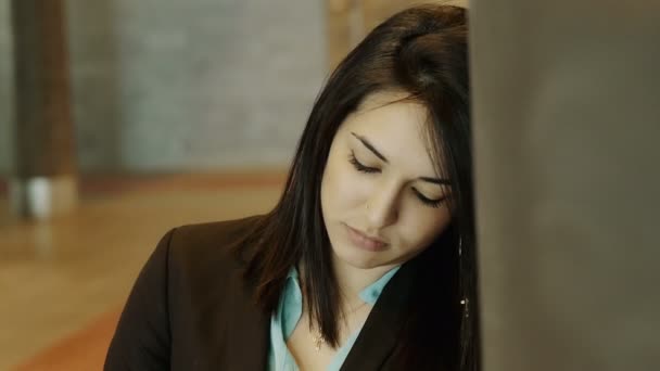 Mujer triste apoyada contra la pared — Vídeos de Stock