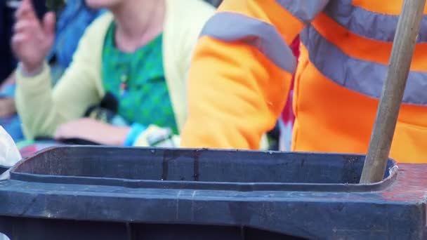 Уличные уборщики подметают в центре города — стоковое видео