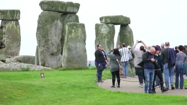 Turistas que visitam stonehenge — Vídeo de Stock